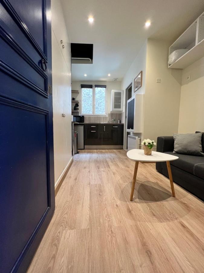 Studio Neuf Entierement Equipe Et Bien Situe. Appartement Parijs
